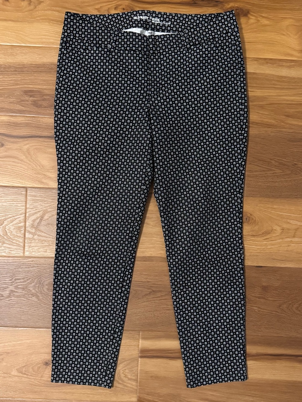 Old Navy Pixie Mid-Rise Pants - Black / White Medallion Print - Size 12